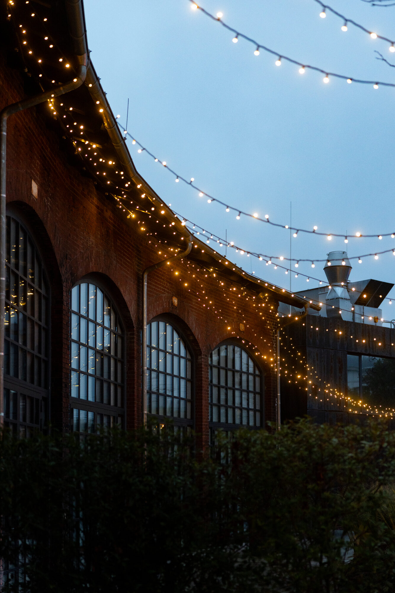 Historischer Ringlokschuppen in Marburg mit Bogenfenstern und Lichterketten