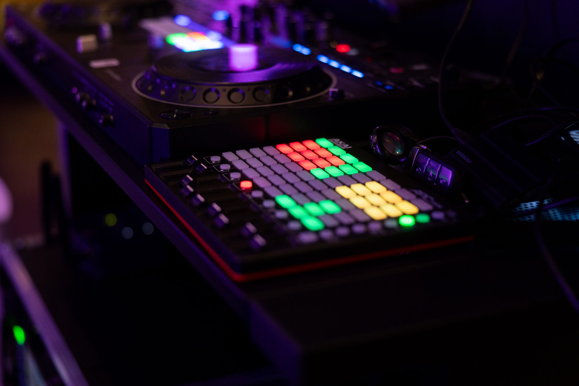 DJ Controller mit leuchtenden Pads beim Firmenevent