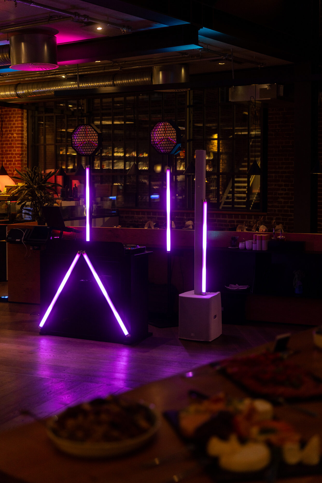 DJ Setup in Violett mit Fingerfood im Vordergrund im Lokschuppen Marburg
