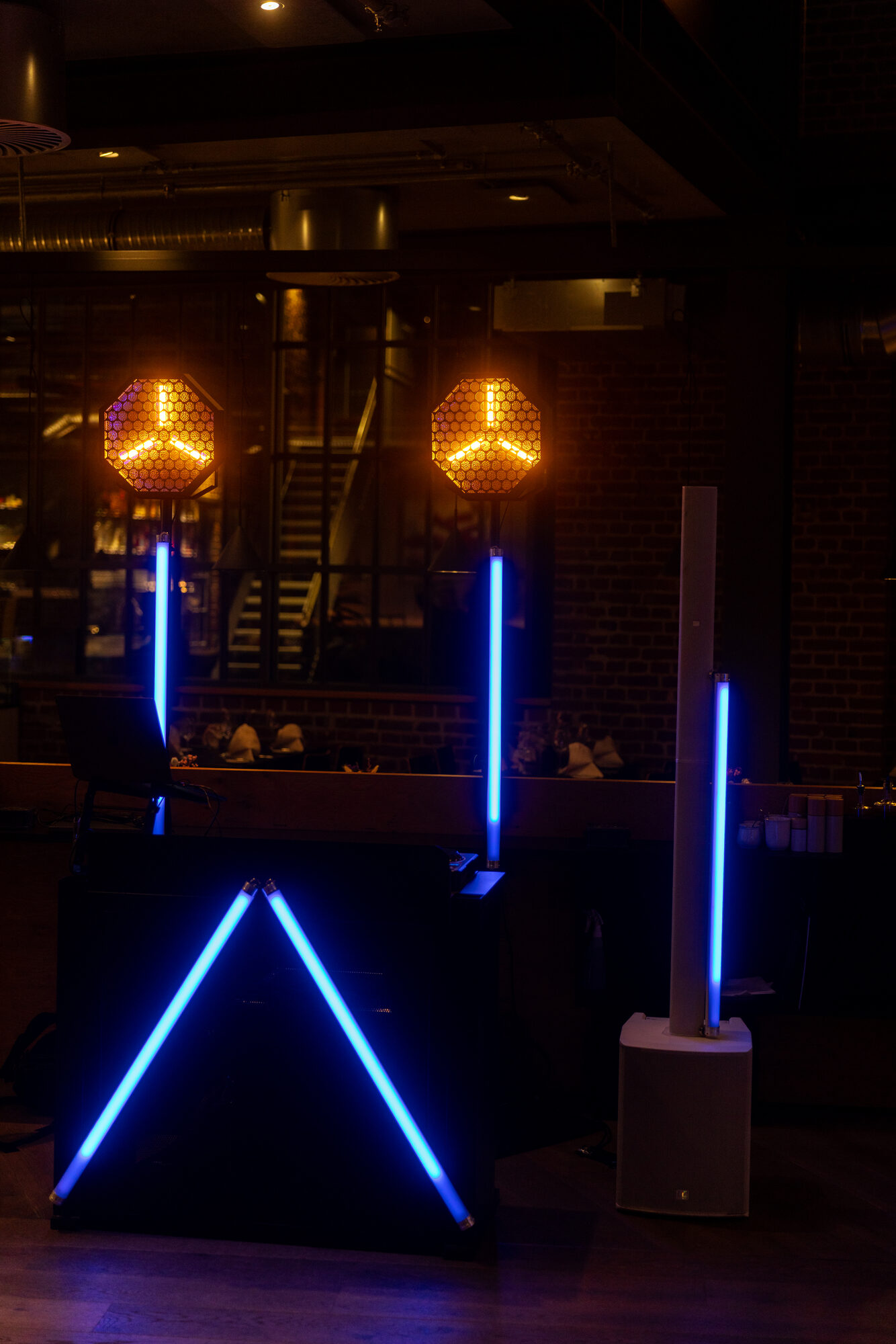 DJ Setup in Blau mit warmen Lichtakzenten bei einem Firmenevent