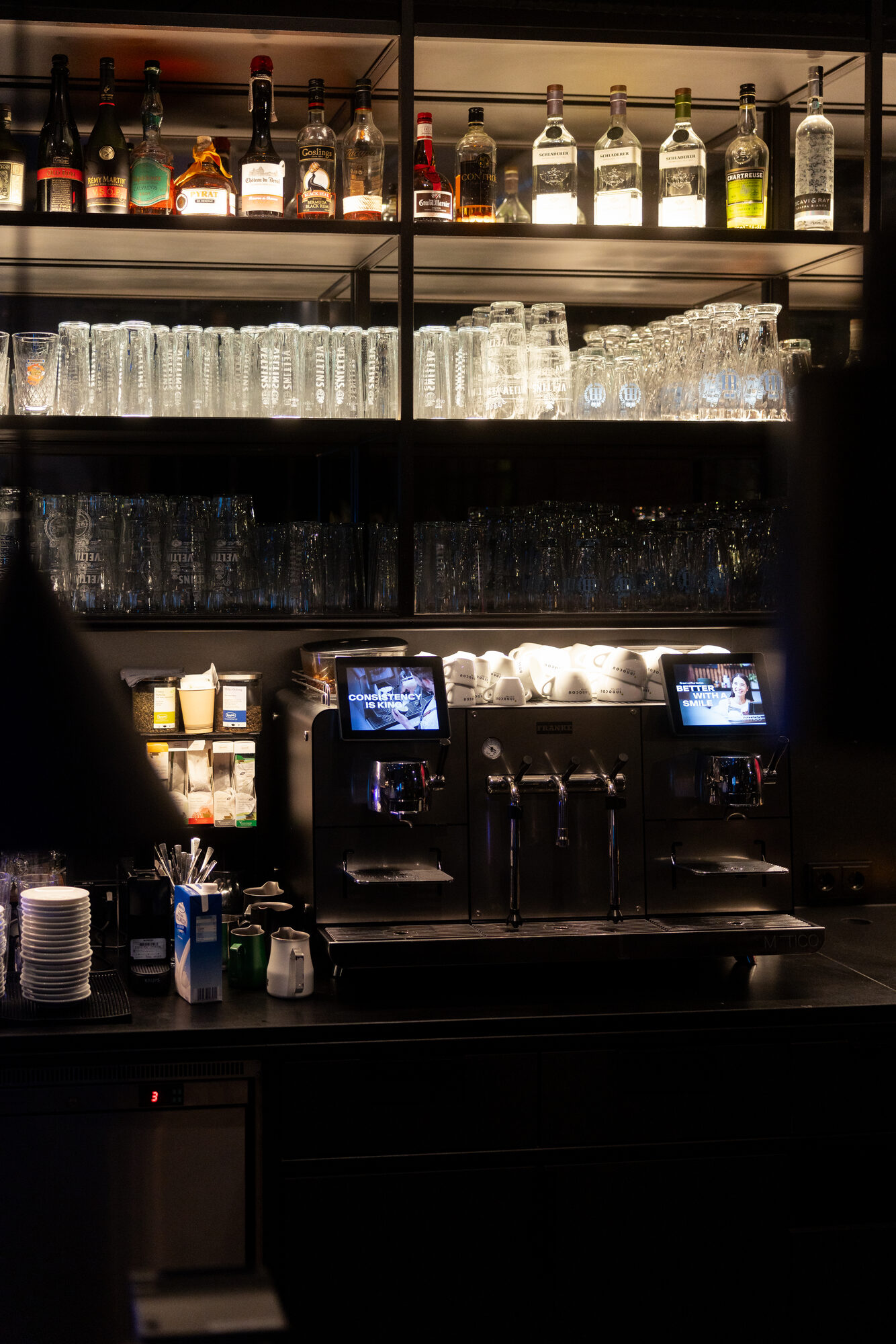 Bar mit Zapfanlage und Gläsern im Lokschuppen Marburg