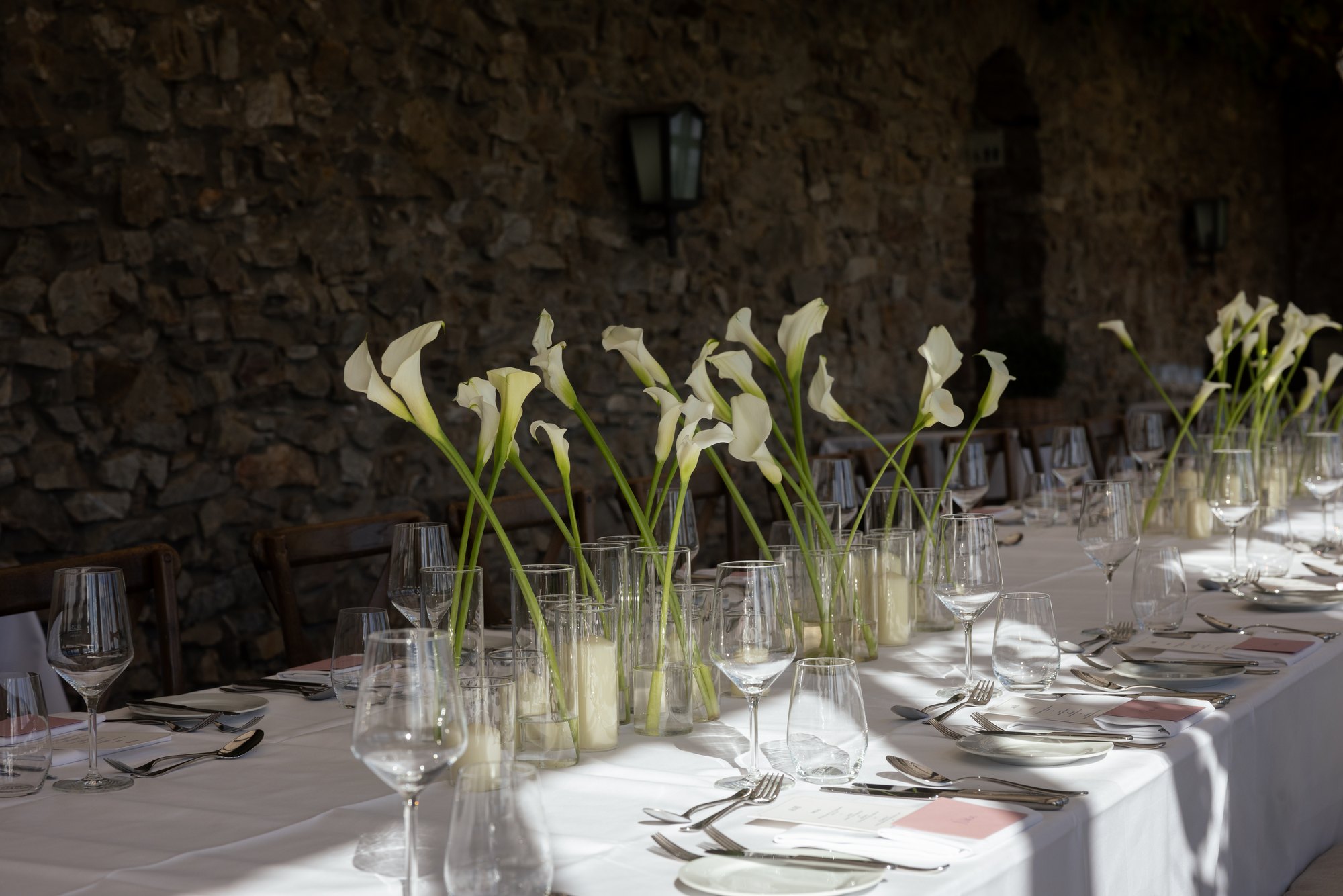 Hochzeitsdeko mit weißen Calla und Kristallgläsern
