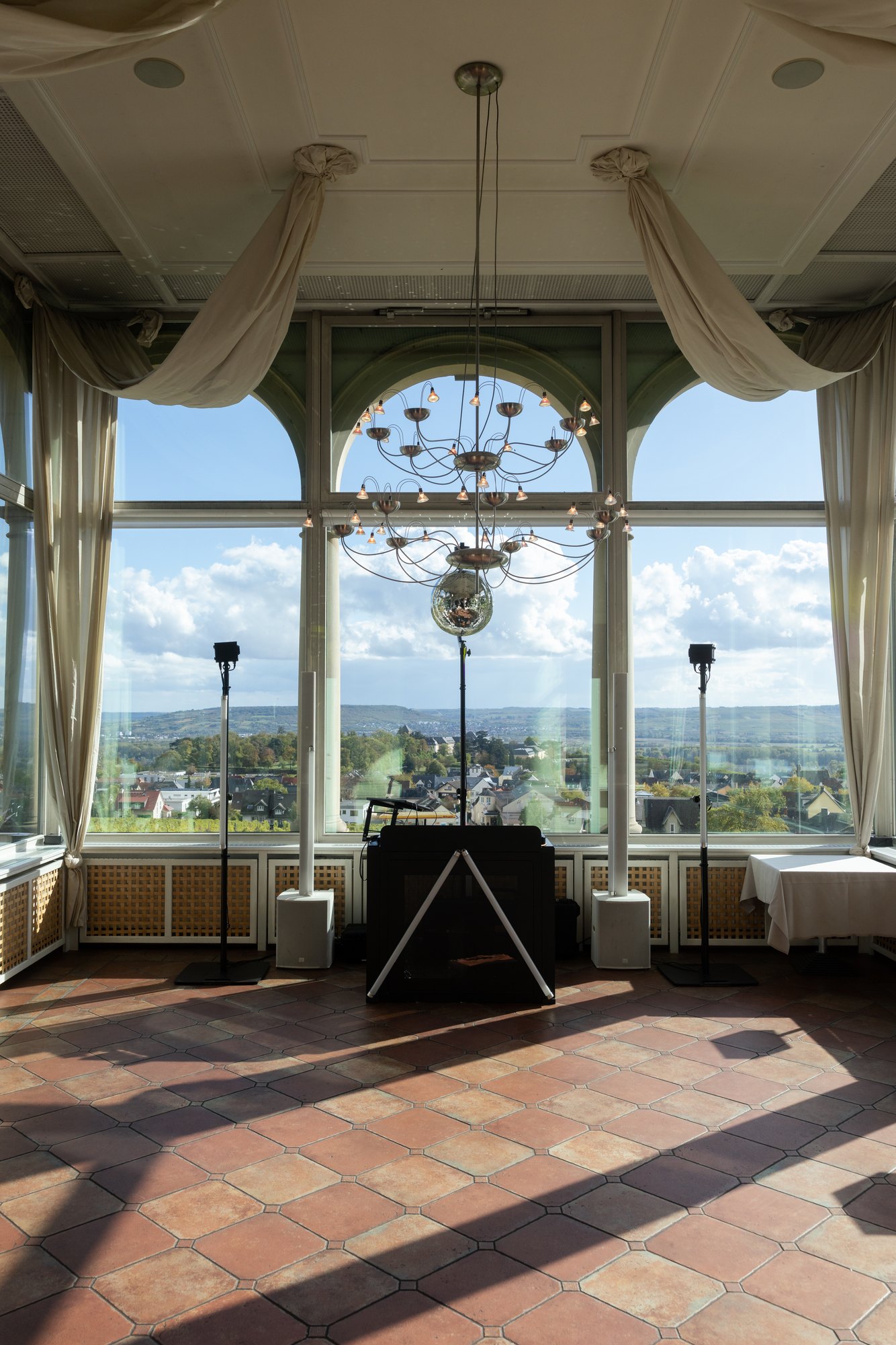 DJ Pult von Hochzeits DJ Alex Maus im Burgrestaurant mit Blick ins Rheingau