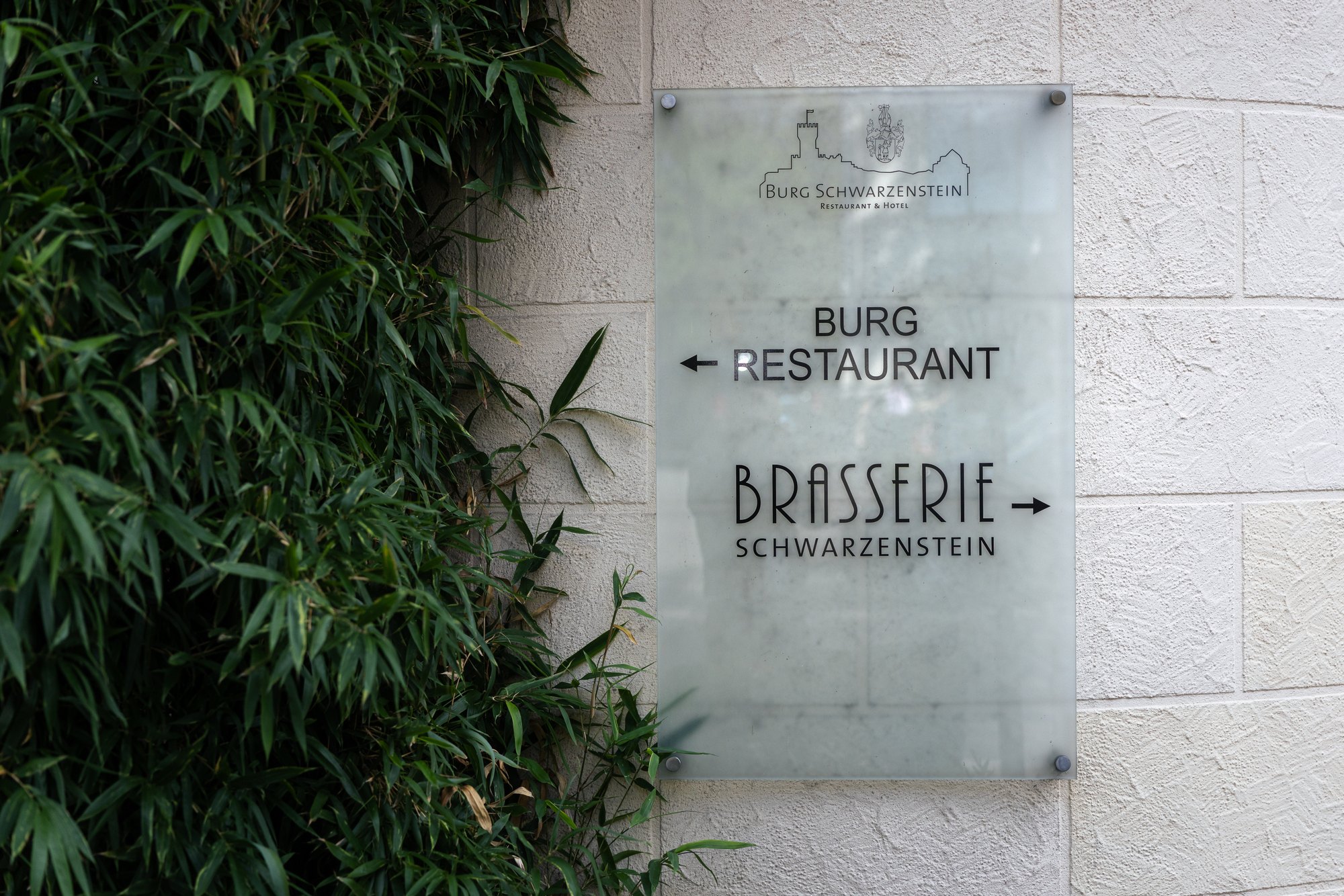 Schild von Burgrestaurant und Brasserie auf Burg Schwarzenstein