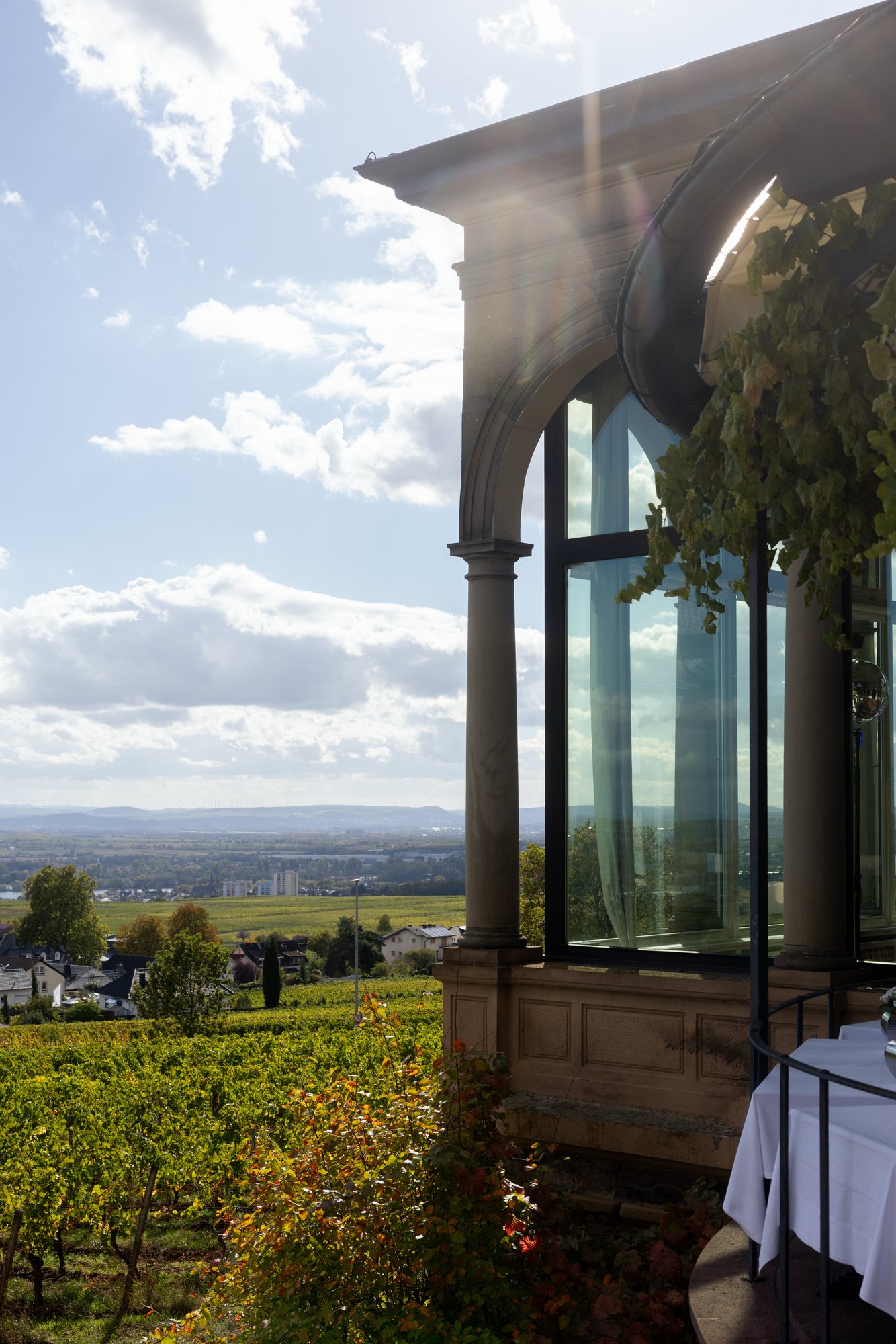 Pavillon von Burg Schwarzenstein mit Blick über die Weinberge