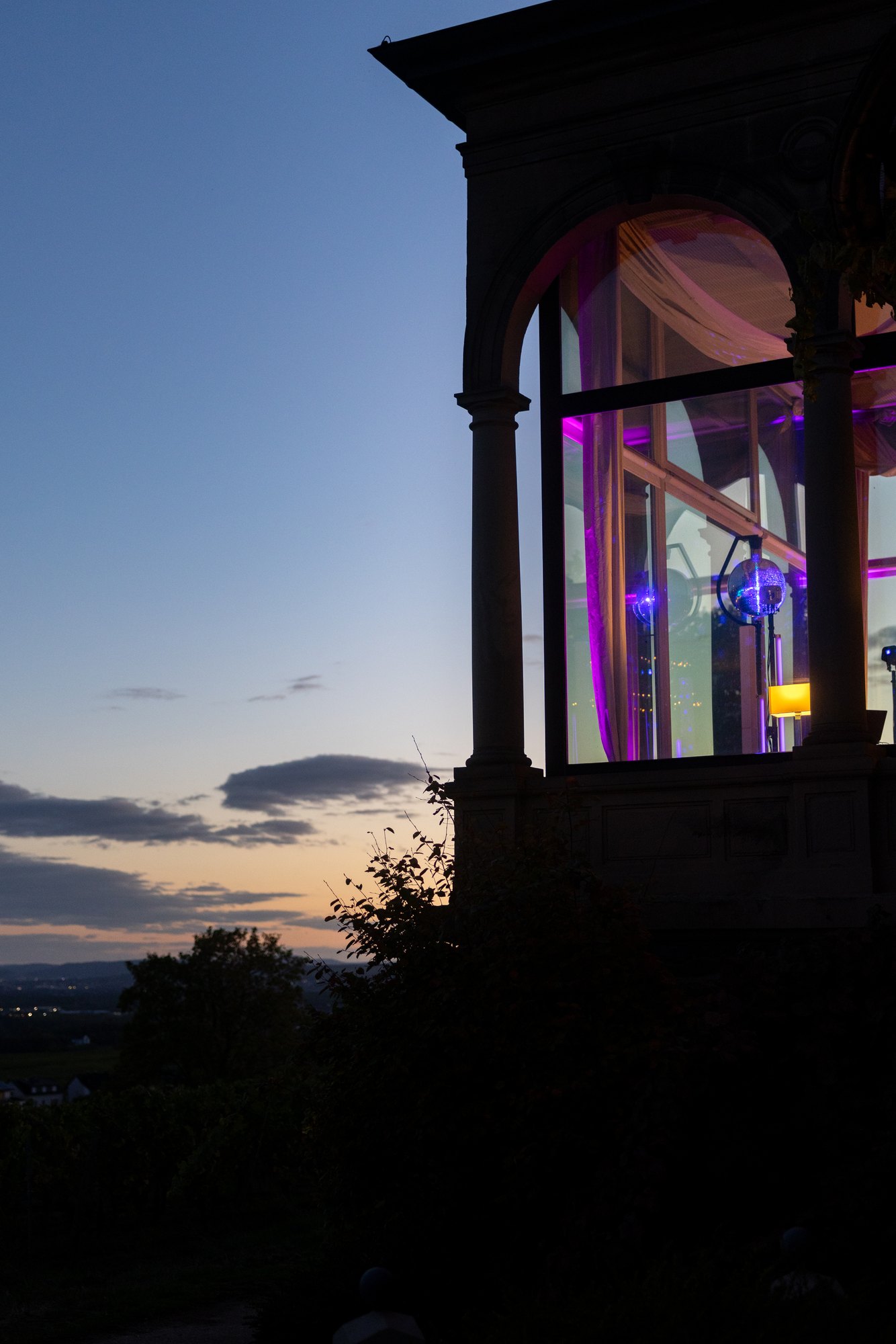 Pavillon von Burg Schwarzenstein beim Sonnenuntergang über dem Rheingau