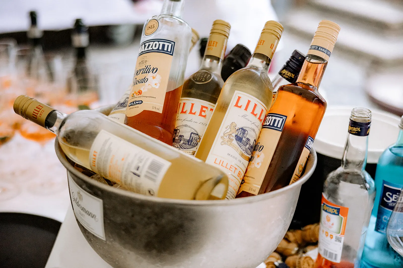 Lillet und Aperitif Flaschen im Eiskübel beim Sektempfang