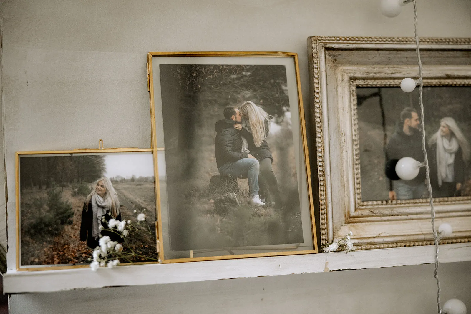 Gerahmte Paarfotos des Brautpaars als Deko