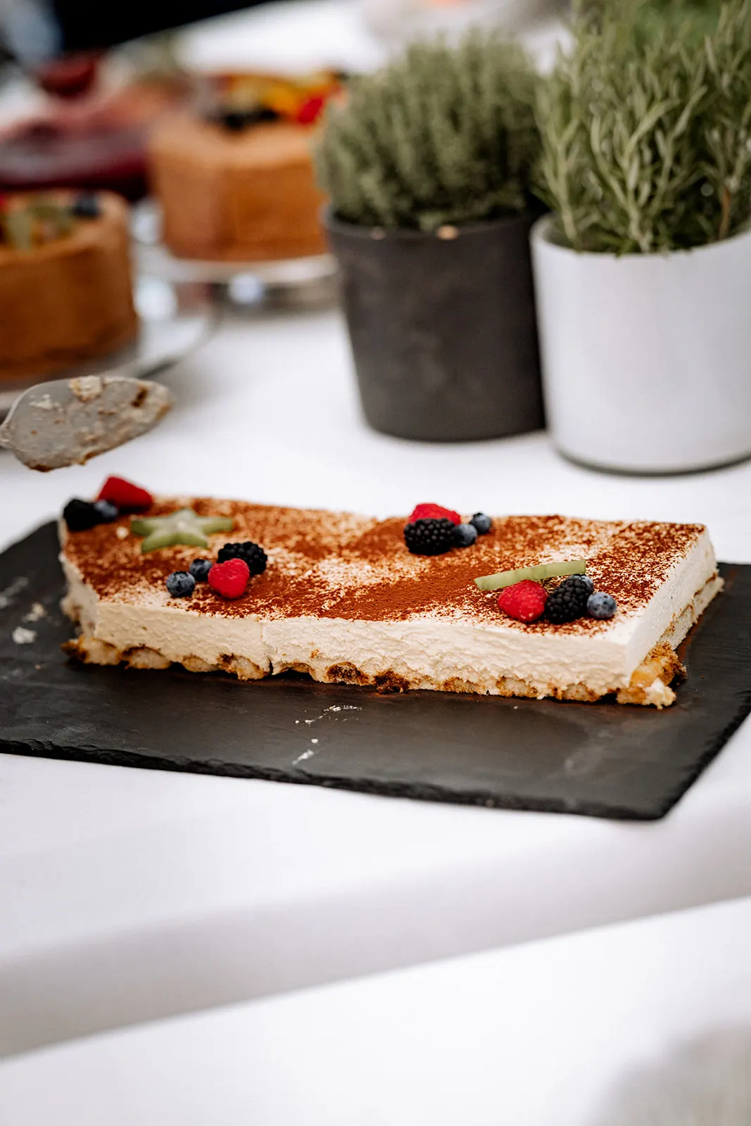 Dessert mit frischen Beeren auf Schieferplatte
