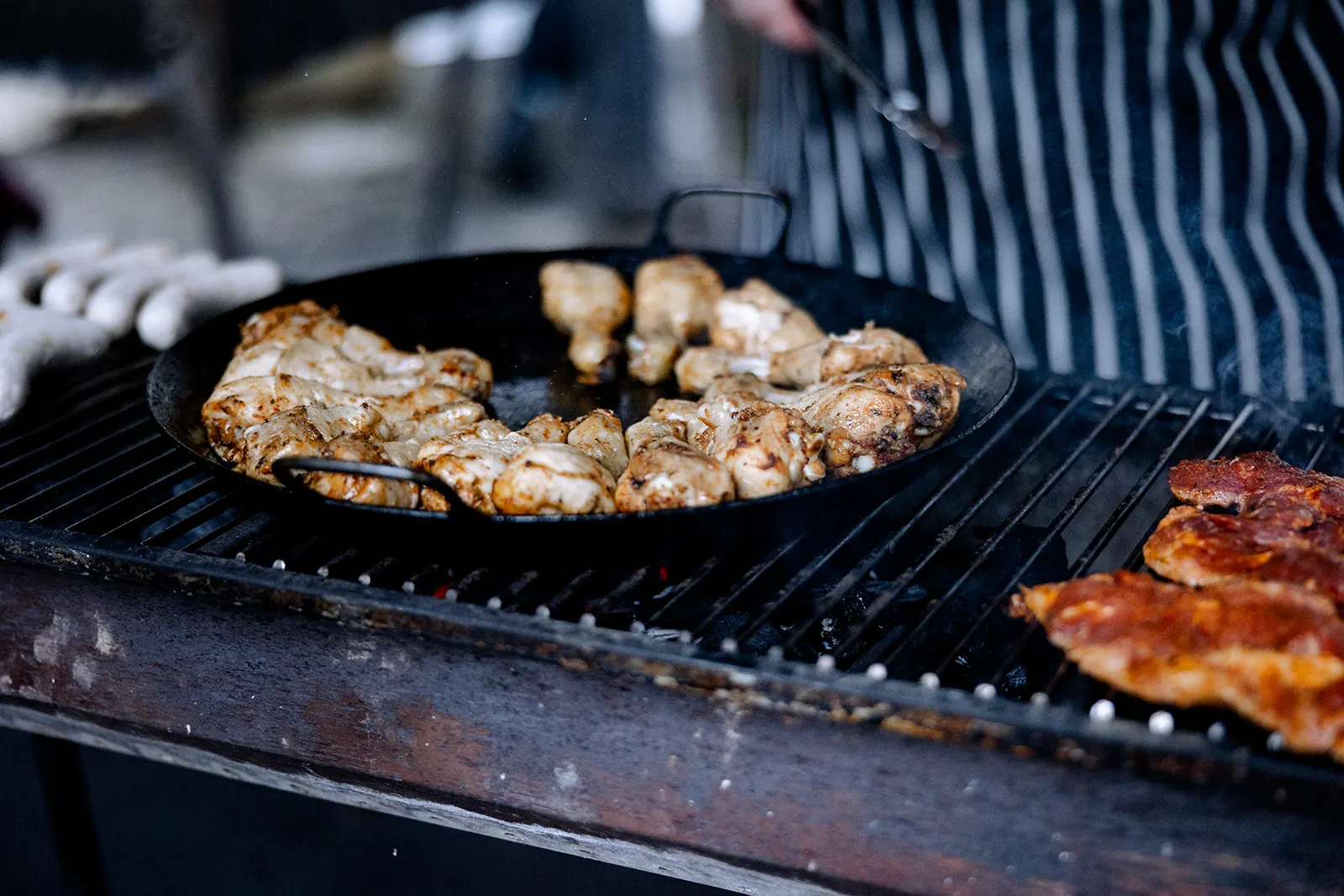 Hähnchen und Fleisch auf dem Grill beim Hochzeitsessen