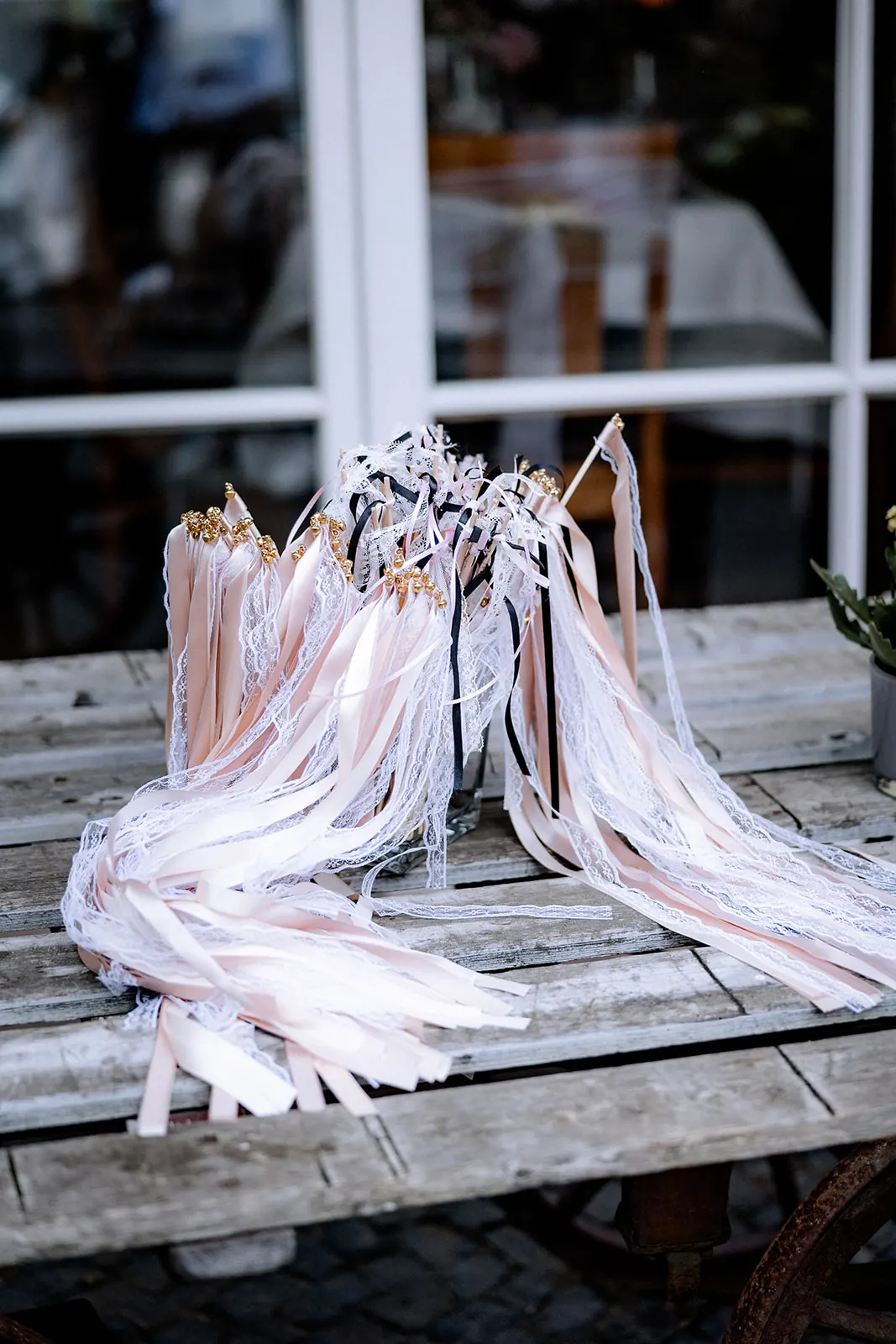 Wedding Wands mit rosa und weißen Bändern für den Einzug