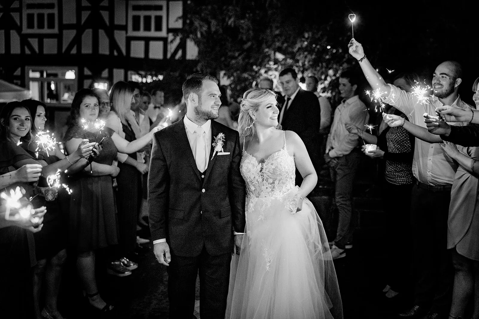 Brautpaar mit Wunderkerzen im Innenhof der Dammühle, Schwarzweiß