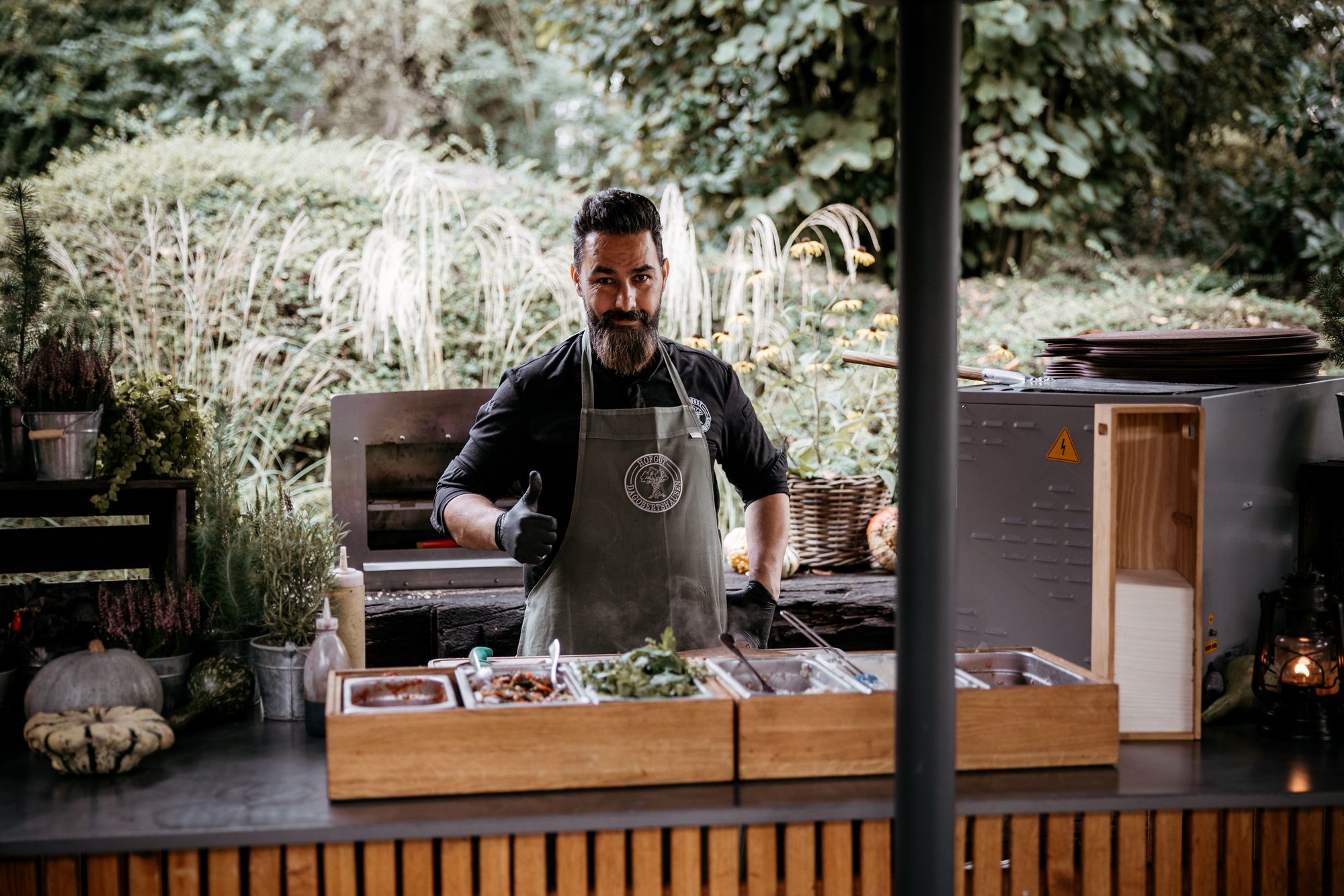 Grillmeister an der BBQ Station auf dem Hofgut Dagobertshausen