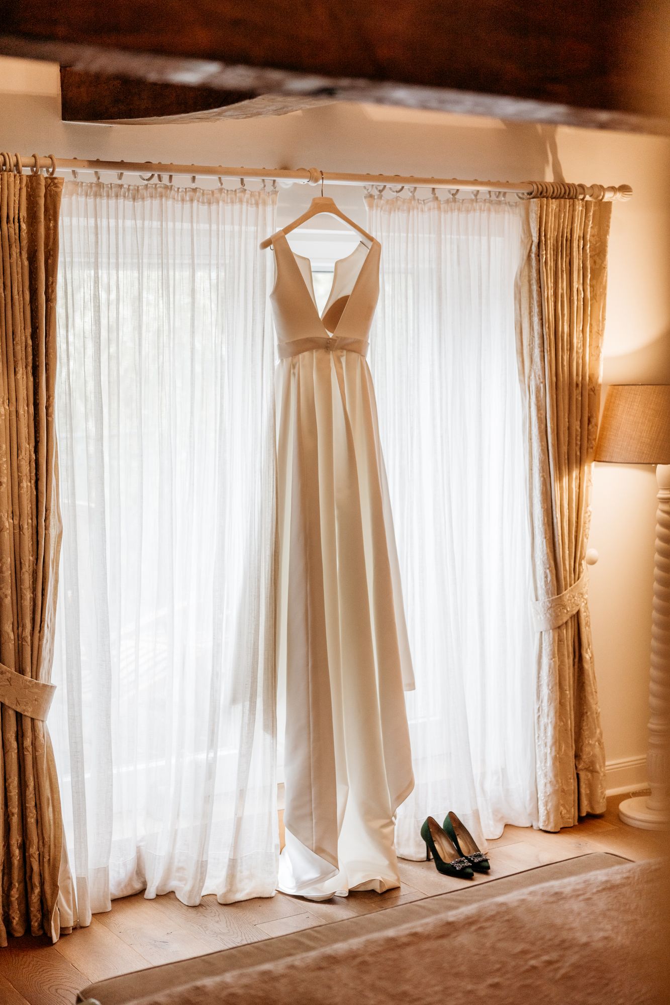 Brautkleid hängt am Fenster im Schlafgut auf dem Hofgut Dagobertshausen