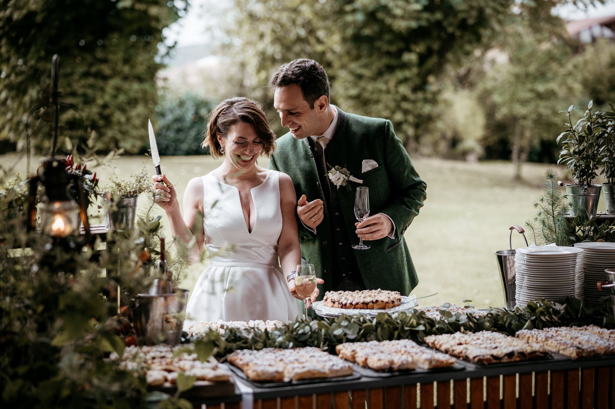 Brautpaar eröffnet das Buffet auf dem Hofgut Dagobertshausen
