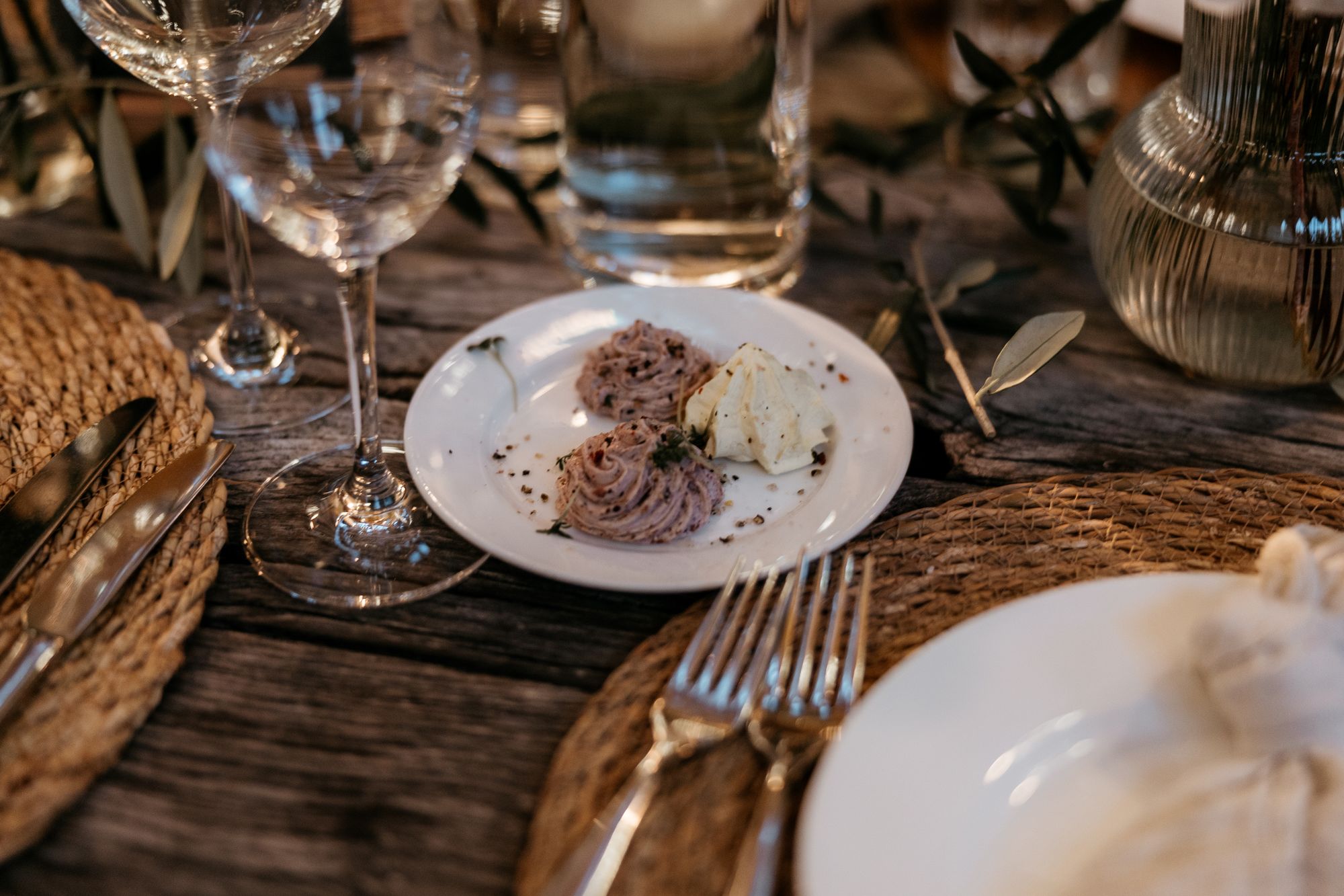 Gericht beim Hochzeitsdinner auf einem rustikalen Holztisch