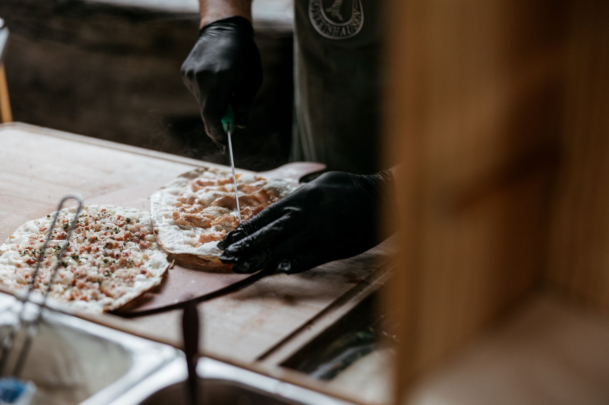 Frischer Flammkuchen bei einer Hochzeit auf dem Hofgut Dagobertshausen