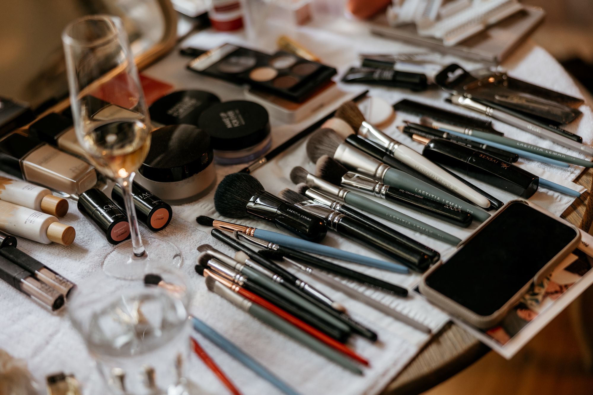 Makeup und Pinsel beim Getting Ready der Braut