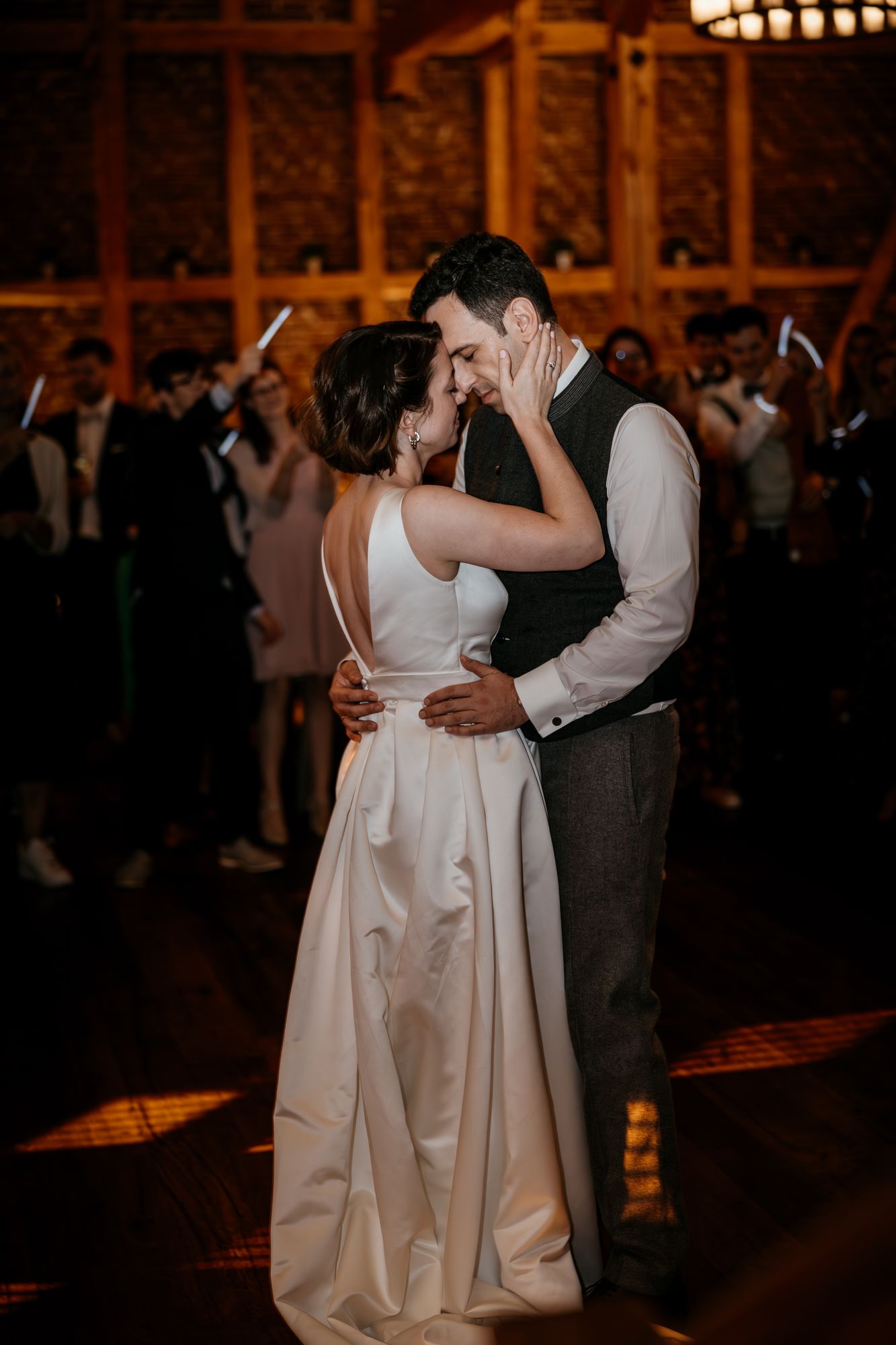 Brautpaar beim Hochzeitstanz in der Eventscheune auf dem Hofgut Dagobertshausen