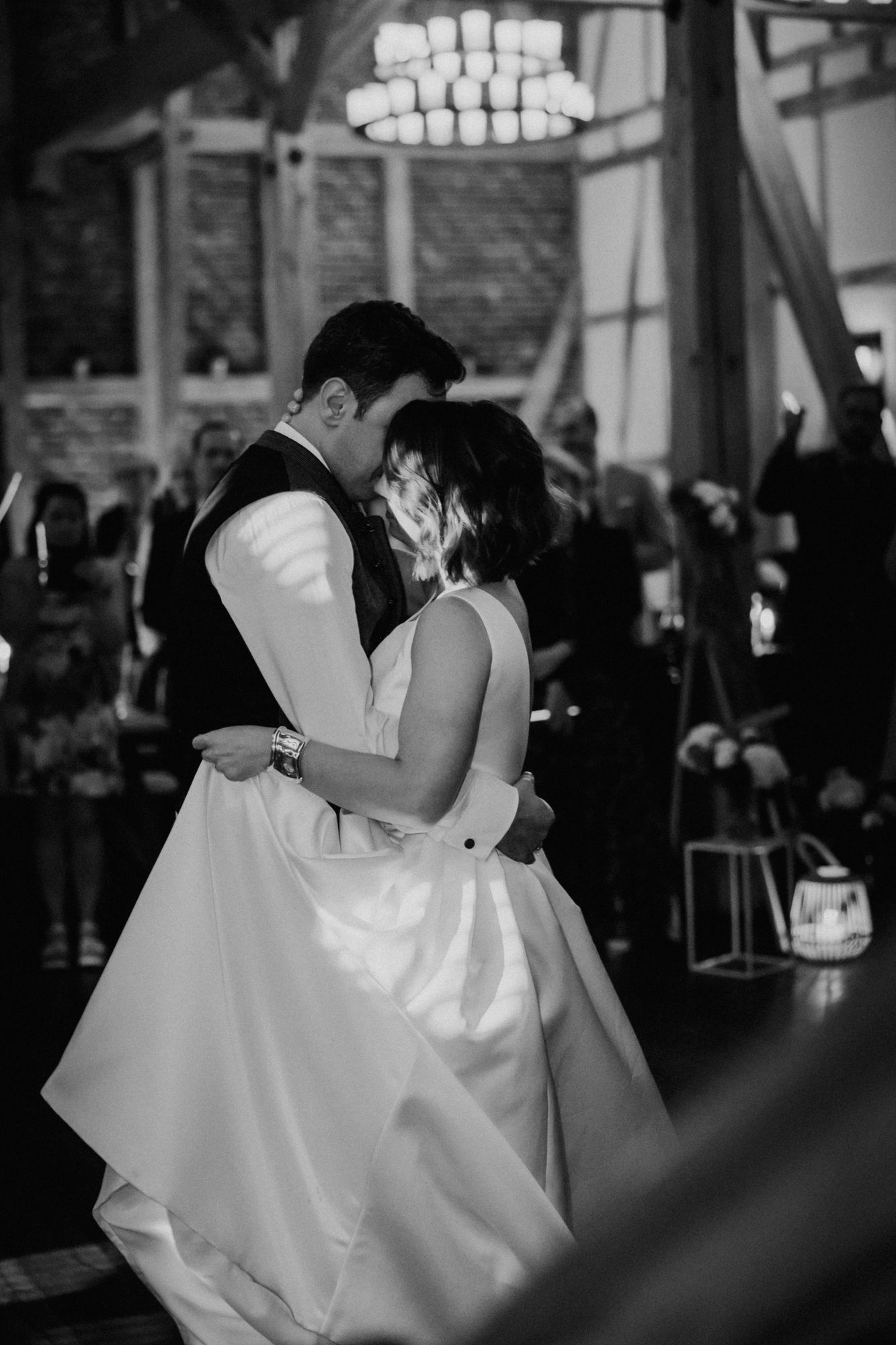 Hochzeitstanz in Schwarzweiß in der Eventscheune Dagobertshausen