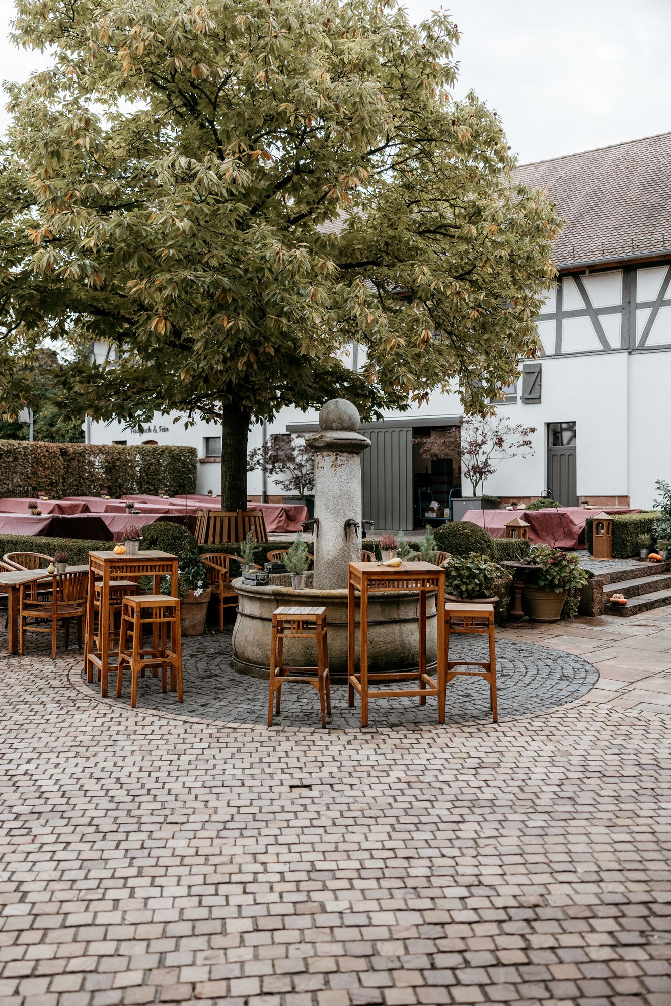 Innenhof mit Brunnen auf dem Hofgut Dagobertshausen bei Marburg