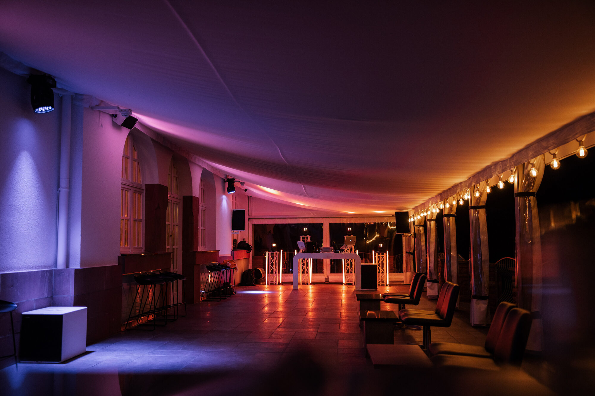 After Show Room auf dem Hohen Darsberg mit violettem Licht vor der Party