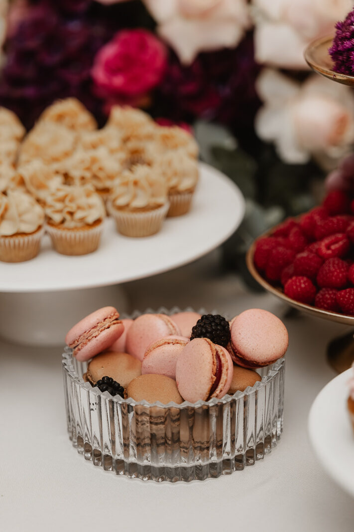 Cupcakes und Macarons als Hochzeitsdeko