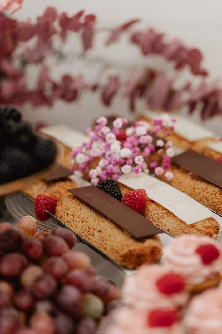 Dessert Tafel mit Beeren und Blumen bei einer Hochzeit