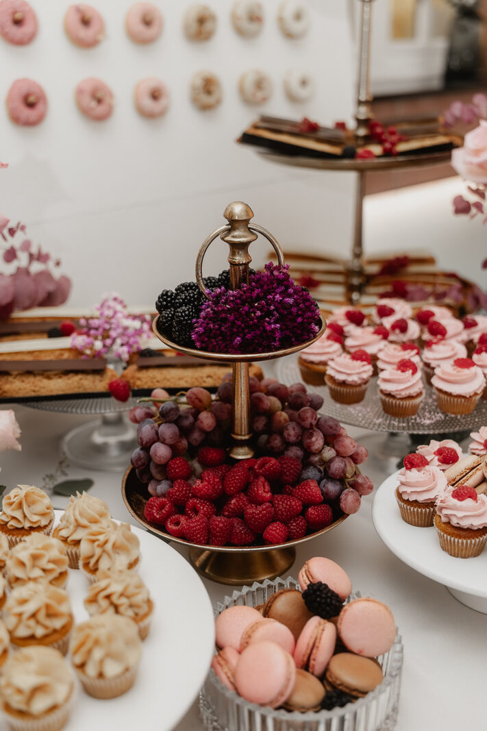 Hochzeitsdeko mit Sweet Table, Beeren und Blumen auf dem Hohen Darsberg