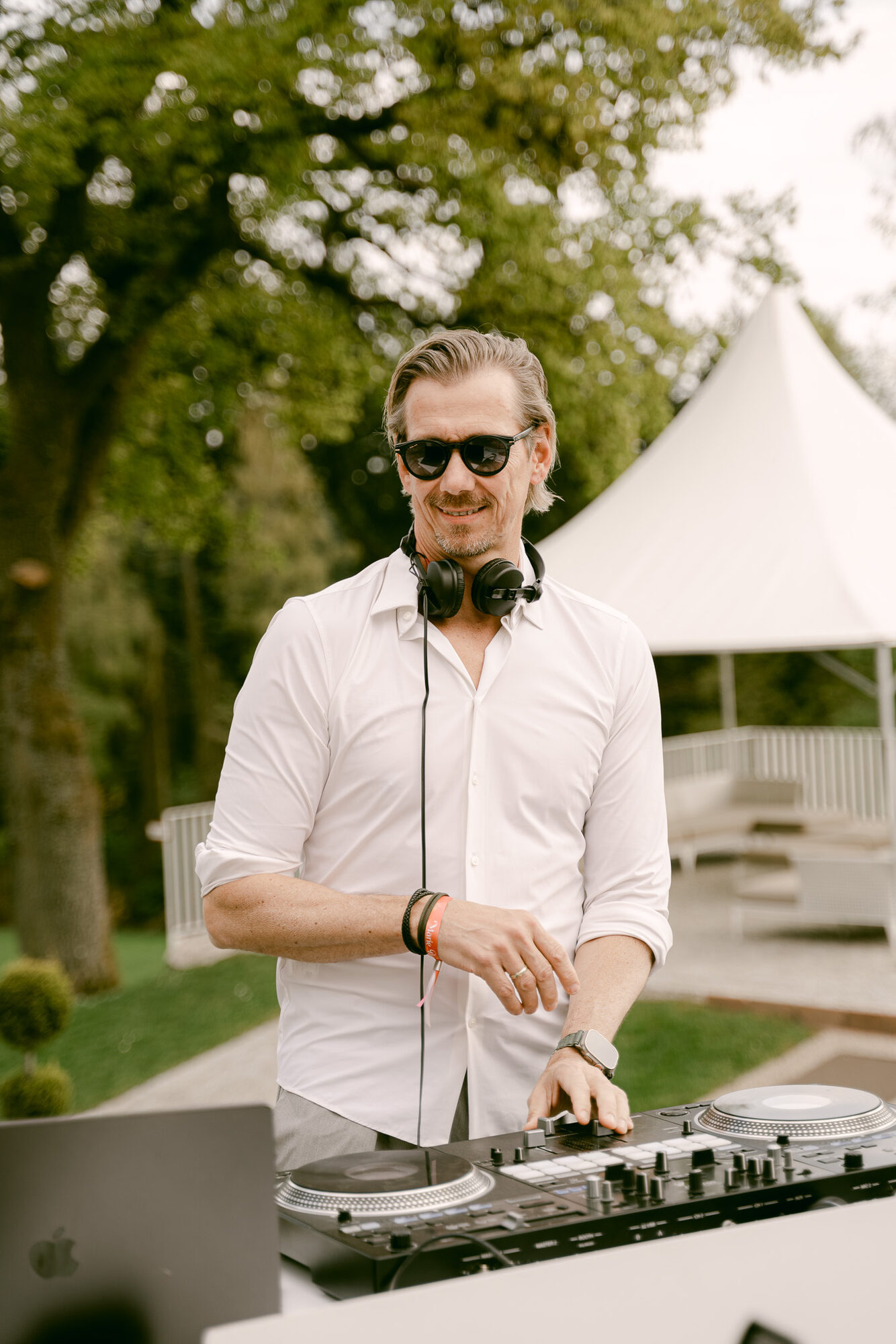 DJ Alex Maus legt draußen auf dem Hohen Darsberg auf