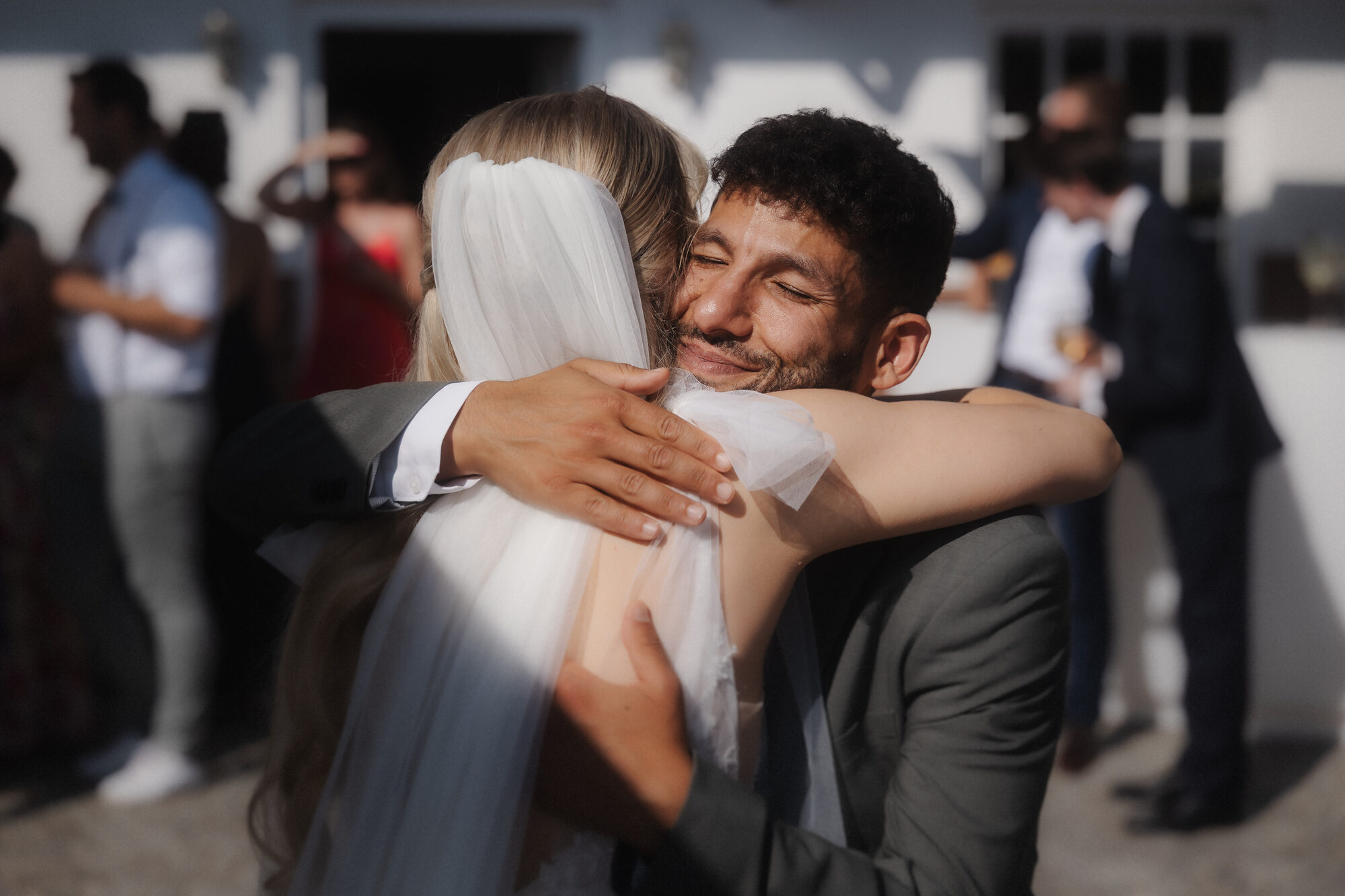 Trauredner Karim umarmt die Braut bei den Gratulationen auf dem Hohen Darsberg