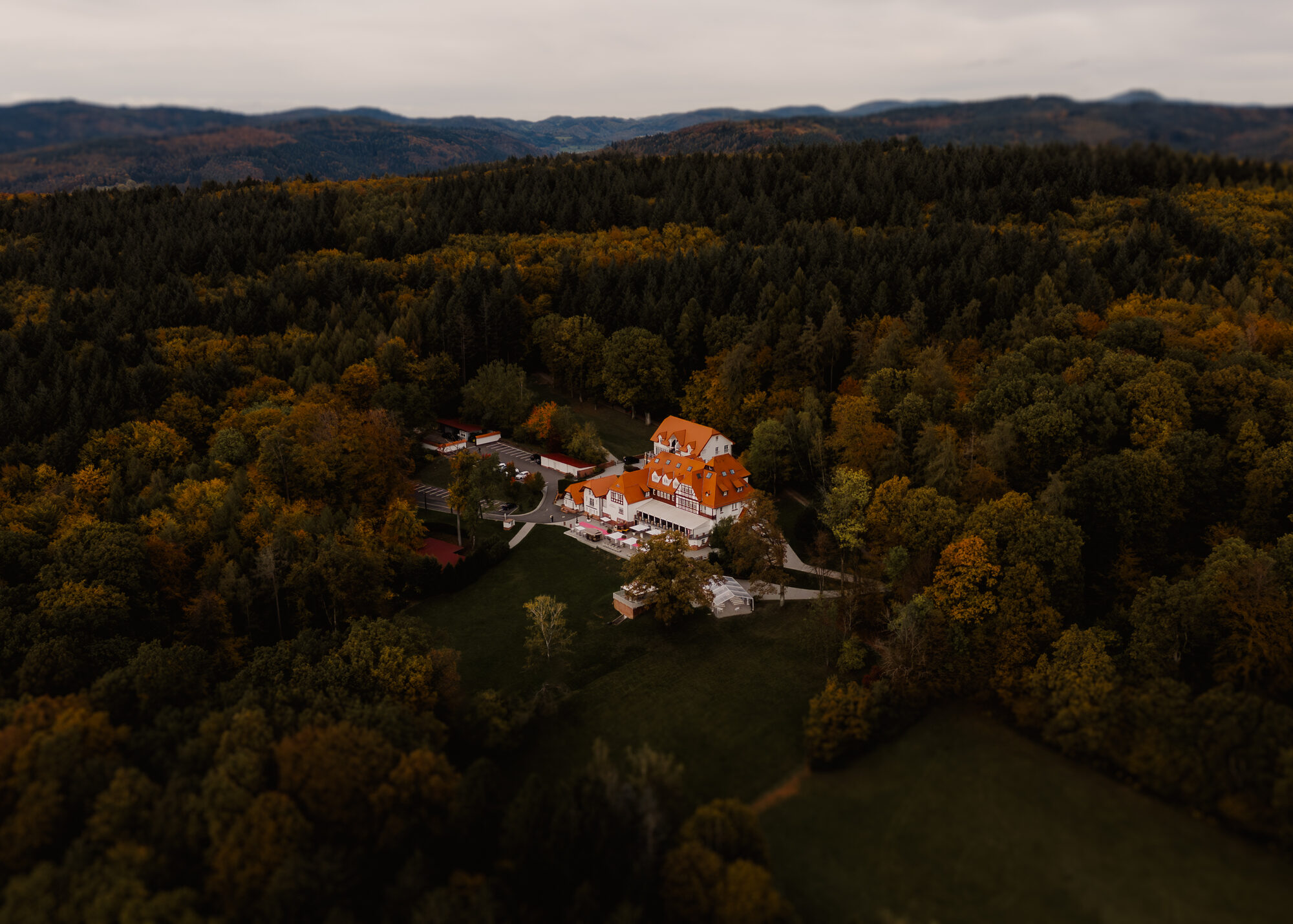 Hoher Darsberg aus der Luft, Landhaus auf einer Lichtung im Wald über dem Neckartal