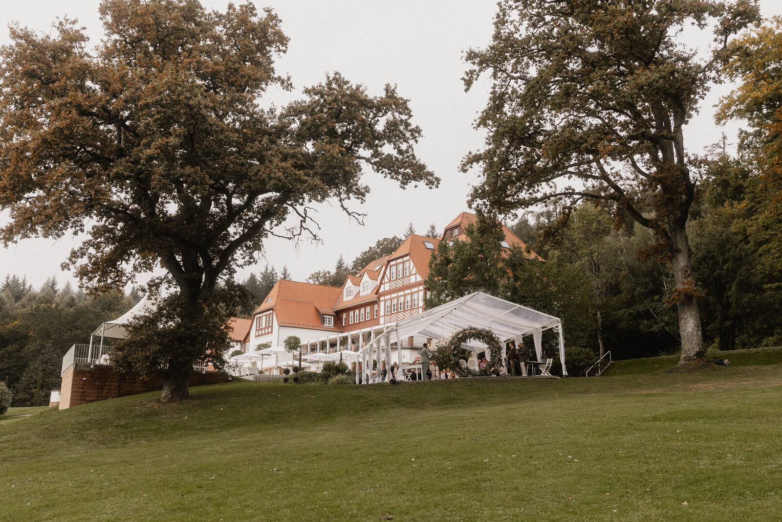 Landhaus Hoher Darsberg mit Garten und alten Bäumen am Morgen