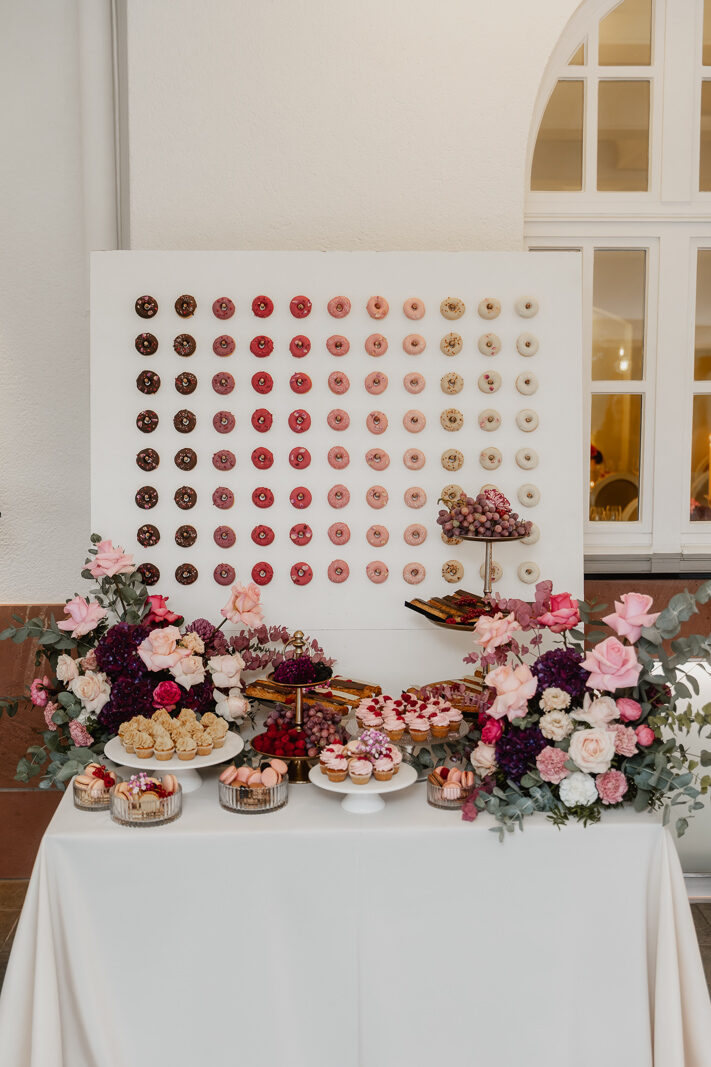 Sweet Table mit Donut Wand und Blumen bei einer Hochzeit auf dem Hohen Darsberg