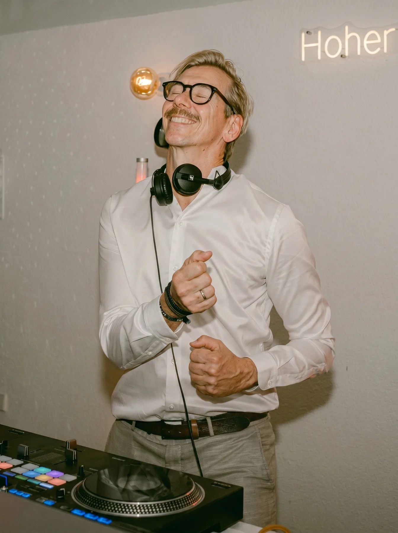 Alex Maus am DJ Pult mit Kopfhörern