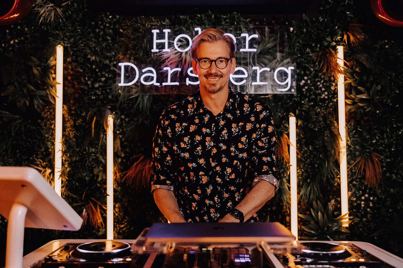 Alex am DJ Pult bei einer Hochzeit