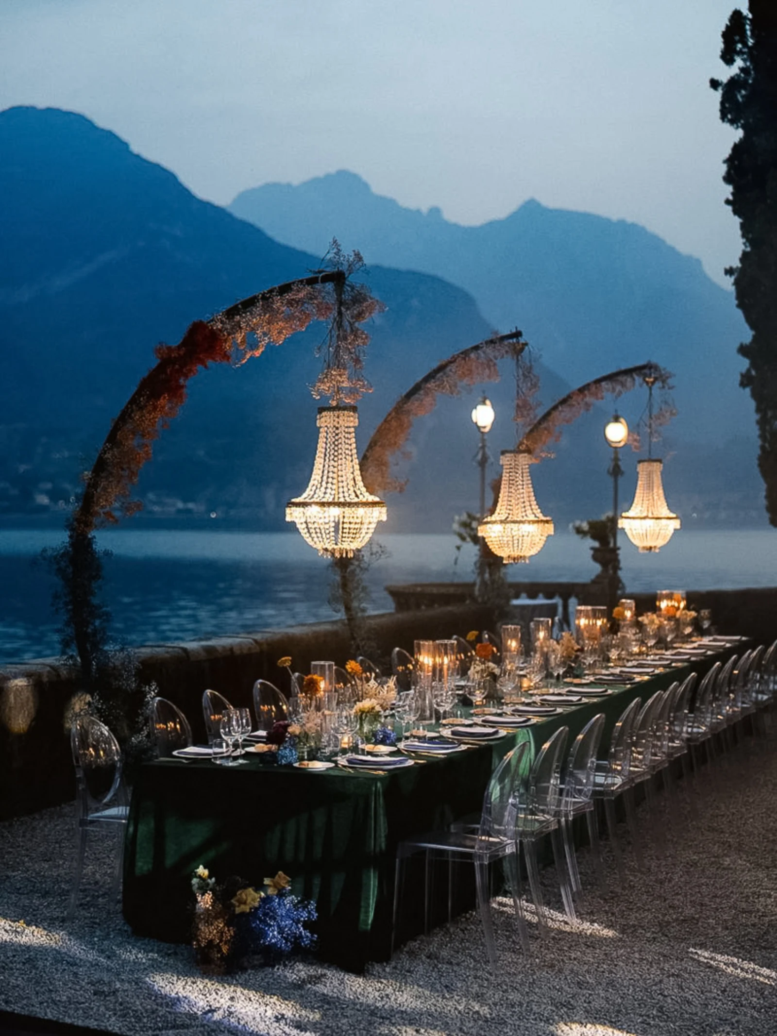 Lange Hochzeitstafel auf einer Terrasse mit Seeblick in Italien