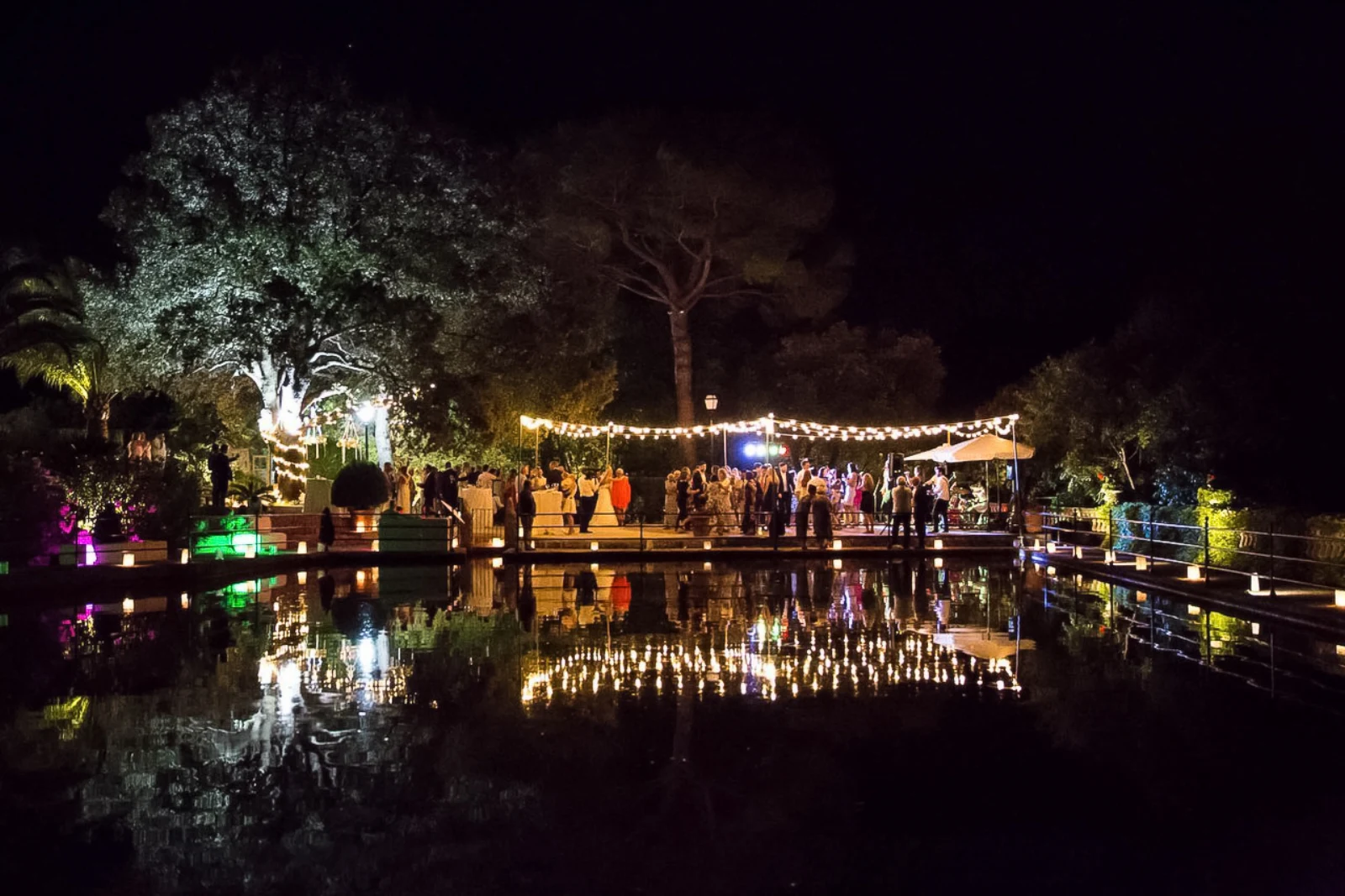 Nächtliche Hochzeitsparty an einem beleuchteten Teich auf Mallorca
