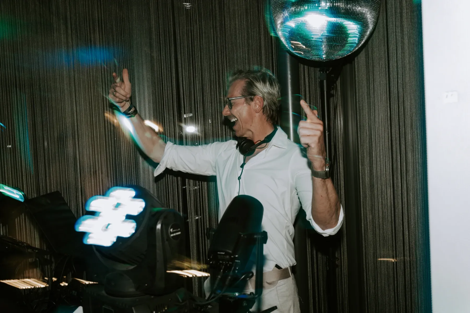Alex Maus an der Discokugel, Arme hoch, ausgelassene Partystimmung